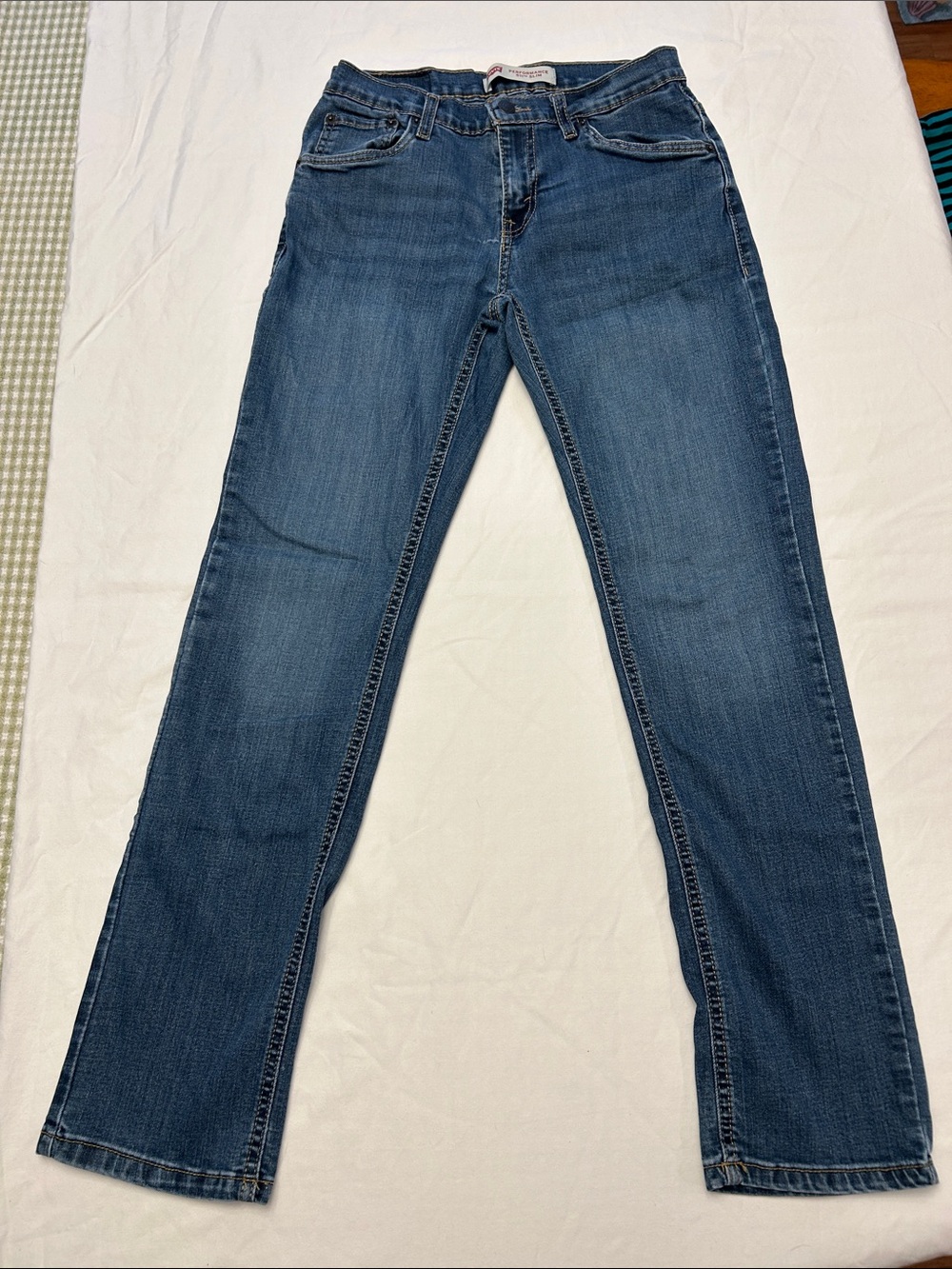 Levi's Women's Straight-Leg Slim Jeans in Medium Blue Wash